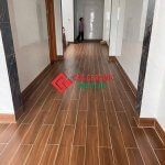 so sánh gạch giả gỗ và sàn gỗ