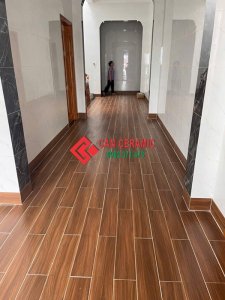 so sánh gạch giả gỗ và sàn gỗ